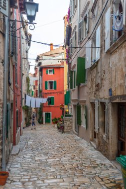 Hırvatistan 'ın Rovinj kentinde yaya caddesi manzarası