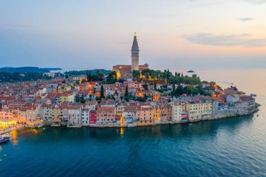 Hırvat kenti Rovinj 'in günbatımı hava manzarası