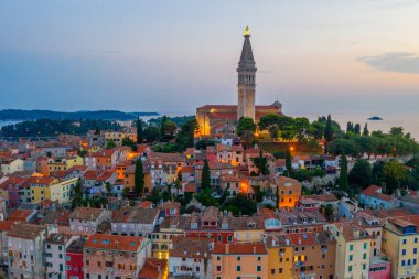 Hırvat kenti Rovinj 'deki Aziz Euphemia Kilisesi' nin gün batımı manzarası