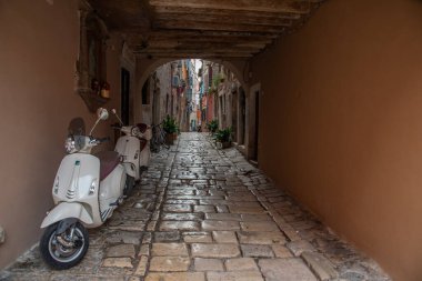 Hırvatistan 'ın Rovinj kentinde yaya caddesi manzarası