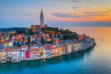 Hırvat kenti Rovinj 'deki Aziz Euphemia Kilisesi' nin gün batımı manzarası