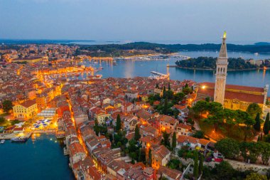 Hırvat kenti Rovinj 'in günbatımı hava manzarası
