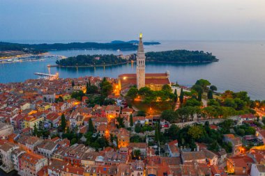 Hırvat kenti Rovinj 'deki Aziz Euphemia Kilisesi' nin gün batımı manzarası