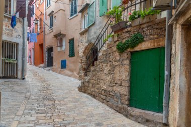 Hırvatistan 'ın Rovinj kentinde yaya caddesi manzarası