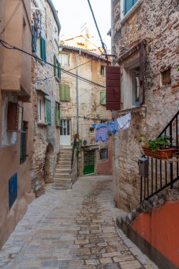 Hırvatistan 'ın Rovinj kentinde yaya caddesi manzarası