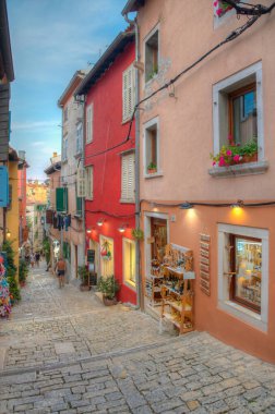 Hırvatistan 'ın Rovinj kentinde yaya caddesi manzarası