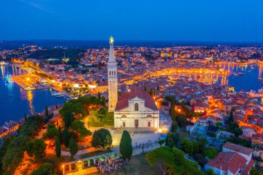 Hırvat kenti Rovinj 'deki Aziz Euphemia Kilisesi' nin gün batımı manzarası