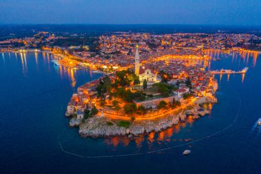 Hırvat kenti Rovinj 'in günbatımı hava manzarası