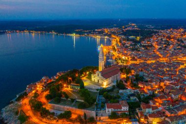 Hırvat kenti Rovinj 'in günbatımı hava manzarası