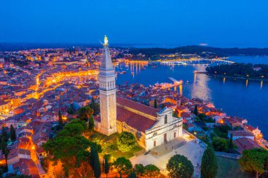 Hırvat kenti Rovinj 'deki Aziz Euphemia Kilisesi' nin gün batımı manzarası