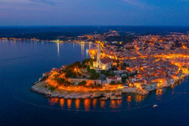 Hırvat kenti Rovinj 'in günbatımı hava manzarası