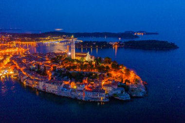 Hırvat kenti Rovinj 'in günbatımı hava manzarası