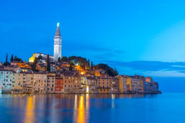 Hırvat kenti Rovinj 'in gün batımı manzarası