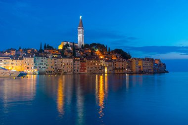 Hırvat kenti Rovinj 'in gün batımı manzarası