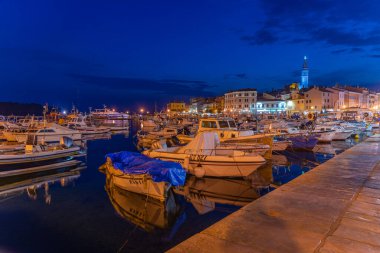 Hırvatistan 'ın Rovinj limanının gün batımı manzarası
