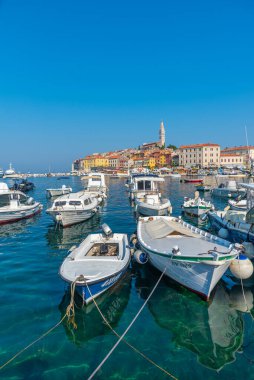 Hırvatistan 'ın Rovinj limanına demirleyen tekneler