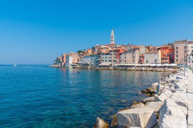 Hırvat kenti Rovinj güneşli bir günde izlendi