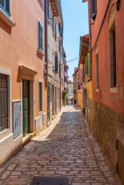 Hırvatistan 'ın Rovinj kentinde yaya caddesi manzarası