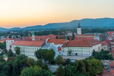 Hırvatistan 'ın üst Zagreb kentinde günbatımı hava manzarası
