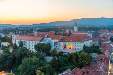 Hırvatistan 'ın üst Zagreb kentinde günbatımı hava manzarası