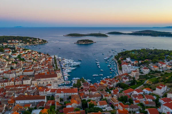 Hırvatistan 'daki Hvar ve Pzekeni adalarının gün batımı manzarası