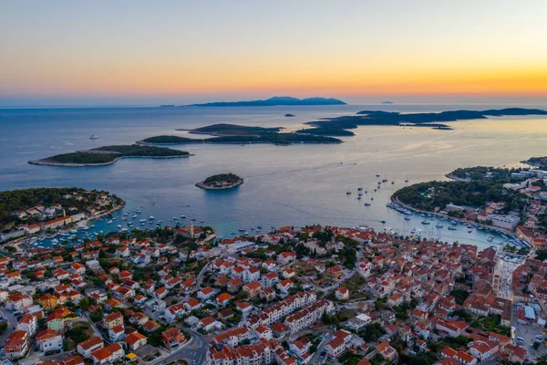 Hırvatistan 'daki Hvar ve Pzekeni adalarının gün batımı manzarası