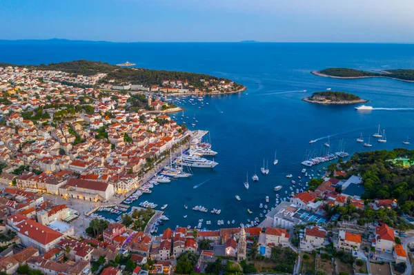 Hırvatistan 'daki Hvar ve Pzekeni adalarının gün batımı manzarası