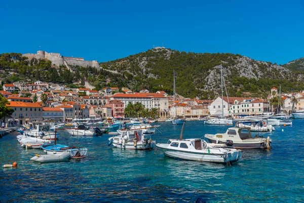 Hırvatistan 'ın Hvar kasabasının rıhtımında insanlar geziniyor