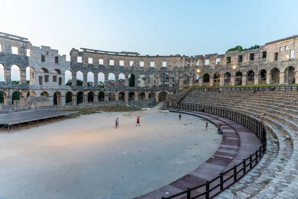 Hırvatistan 'ın Pula kentinde Roma amfitiyatrosunda gün batımı