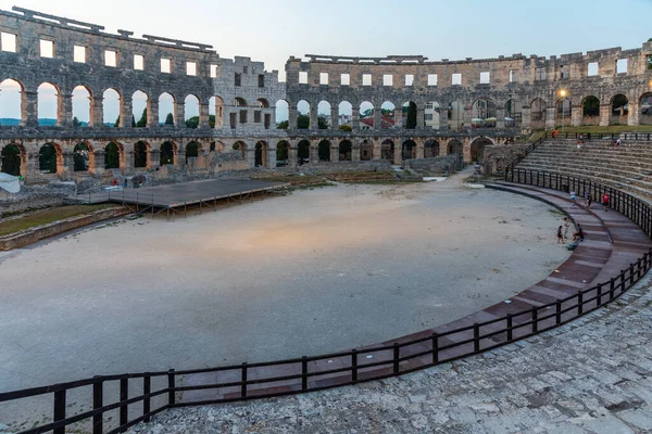 Hırvatistan 'ın Pula kentinde Roma amfitiyatrosunda gün batımı