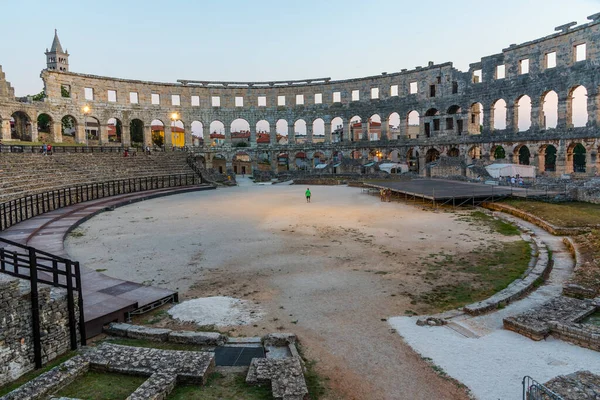 Hırvatistan 'ın Pula kentinde Roma amfitiyatrosunda gün batımı
