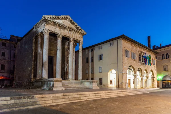 Hırvatistan 'ın Pula kentindeki Augustus Tapınağı ve hükümet ofisinin gündoğumu manzarası