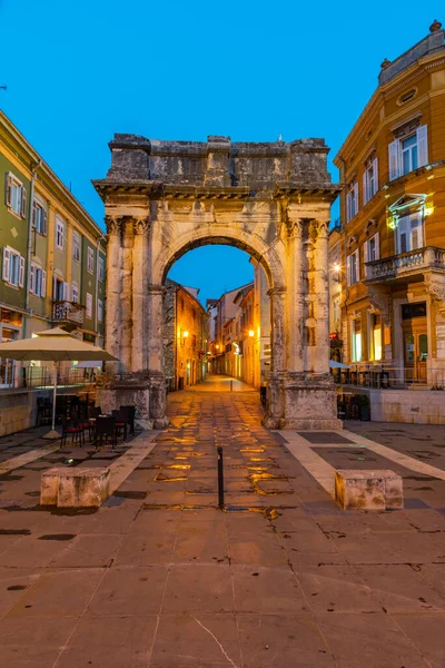 Hırvatistan 'ın Pula kentinde Sergii Kemeri' nin gündoğumu görünümü