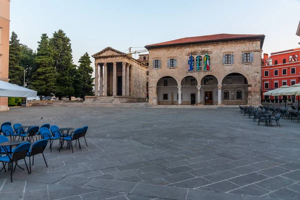 Hırvatistan 'ın Pula kentindeki Augustus Tapınağı ve hükümet ofisinin gündoğumu manzarası