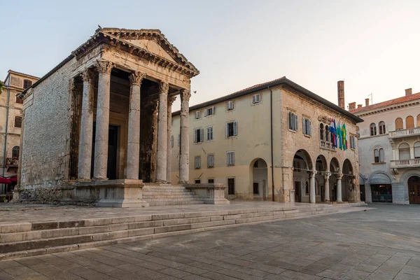 Hırvatistan 'ın Pula kentindeki Augustus Tapınağı ve hükümet ofisinin gündoğumu manzarası