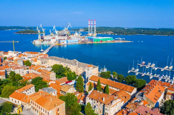 Hırvatistan Pula Kentinde Sanayi Limanı Manzarası — Stok fotoğraf