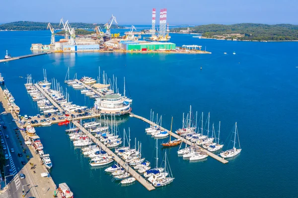 Hırvatistan 'ın Pula kentindeki sanayi limanının hava manzarası