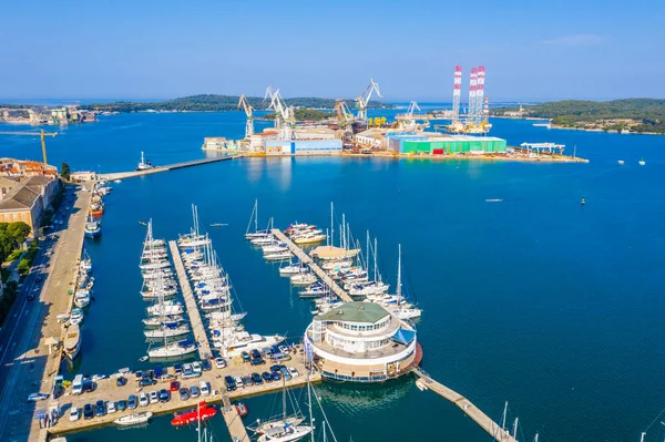 Hırvatistan 'ın Pula kentindeki sanayi limanının hava manzarası