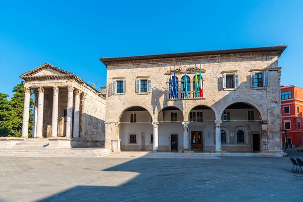 Hırvatistan 'ın Pula kentindeki Augustus Tapınağı ve hükümet ofisinin gündoğumu manzarası