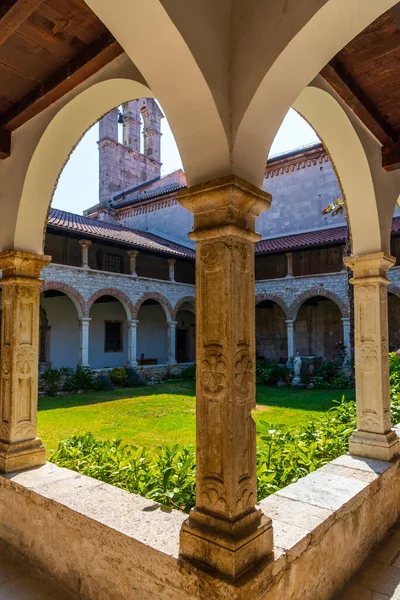 Chiostro Della Chiesa Monastero San Francesco Pola Croazia — Foto Stock