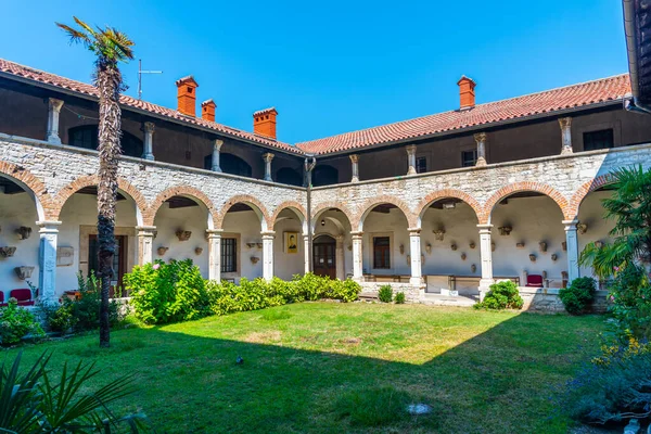 Hırvatistan 'ın Pula kentindeki St. Francis Manastırı ve Kilise Manastırı