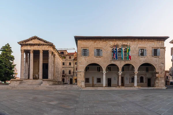 Hırvatistan 'ın Pula kentindeki Augustus Tapınağı ve hükümet ofisinin gündoğumu manzarası