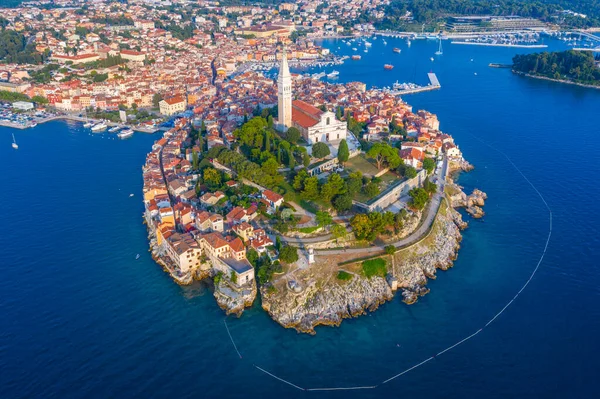 Hırvat kenti Rovinj 'in günbatımı hava manzarası