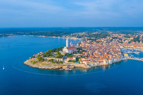 Hırvat kenti Rovinj 'in günbatımı hava manzarası
