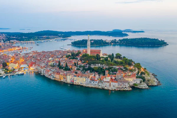 Hırvat kenti Rovinj 'in günbatımı hava manzarası