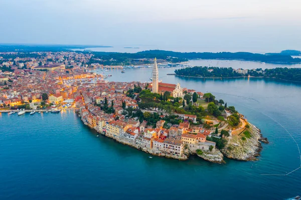 Hırvat kenti Rovinj 'in günbatımı hava manzarası