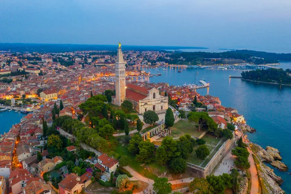 Hırvat kenti Rovinj 'in günbatımı hava manzarası