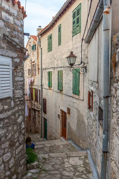 Hırvatistan 'ın Rovinj kentinde yaya caddesi manzarası
