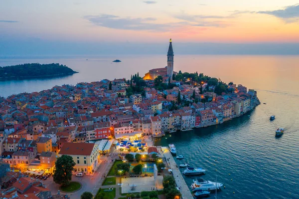 Hırvat kenti Rovinj 'in günbatımı hava manzarası