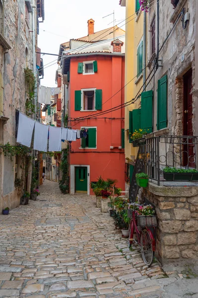 Hırvatistan 'ın Rovinj kentinde yaya caddesi manzarası